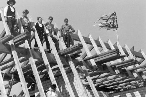 ARH Slg. Weber 02-142/0012, Richtfest und Dacharbeiter auf beim Sportheim des SV Gehrden, Bezirkssportanlage Lange Feldstraße, Gehrden, zwischen 1980/1990