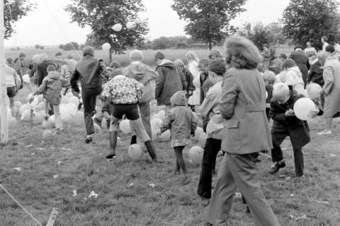 ARH Slg. Weber 02-143/0016, Kinder und Erwachsene beim Zertreten von Luftballons, zwischen 1980/1990