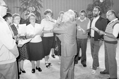 ARH Slg. Weber 02-144/0003, Probe des Gesangsvereins Everloh mit Chorleiter Heinz Rittmeyer, zwischen 1980/1990