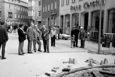 ARH Slg. Weber 02-144/0006, Mitarbeiter der Stadt und Mitglieder des Rates Gehrden auf der Informationsfahrt der Stadtsanierung in der Brüderstraße, Soest, zwischen 1970/1980