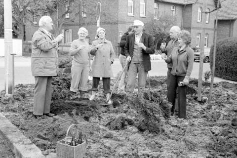 ARH Slg. Weber 02-145/0001, Gehrdens Bürgermeister Helmut Oberheide (links) stößt mit weiteren Personen bei der Umgrabung eines Pflanzenbeets an, Gehrden, zwischen 1980/1990