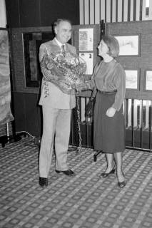 ARH Slg. Weber 02-145/0003, Bankdirektor Hans-Jürgen Anacker bei Überreichung eines Blumenstrauß bei einer Ausstellung in der Filiale der Dresdner Bank, Dammstraße, Gehrden, zwischen 1980/1990