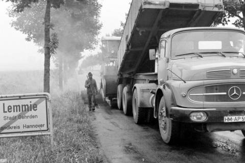 ARH Slg. Weber 02-145/0006, Asphaltierung einer Straße, Gehrden, zwischen 1980/1990