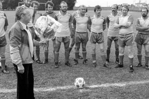 ARH Slg. Weber 02-145/0011, Erster Vorsitzender Günther Bullerdiek vom MTV Lemmie überreicht einen Blumenstrauß zur Siegerehrung nach einem Fußballturnier auf dem Sportplatz des MTV Lemmie zwischen Lemmie und Sorsum, zwischen 1980/1990