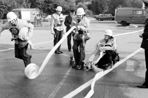 ARH Slg. Weber 02-145/0015, Mitglieder der Feuerwehr bei einem Feuerwehr-Wettkampf auf dem Schulhof der Grundschule Am Castrum, Gehrden, zwischen 1980/1990