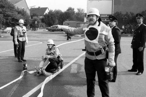 ARH Slg. Weber 02-145/0016, Mitglieder der Feuerwehr bei einem Feuerwehr-Wettkampf auf dem Schulhof der Grundschule Am Castrum, Gehrden, zwischen 1980/1990