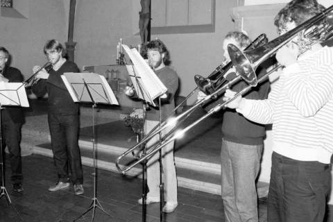 ARH Slg. Weber 02-145/0017, Auftritt eines Posaunenchors in einer Kirche, zwischen 1980/1990