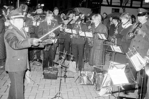 ARH Slg. Weber 02-146/0002, Auftritt der Musikkapelle der Feuerwehr beim Weihnachtsmarkt auf dem Marktplatz, Gehrden, zwischen 1980/1990