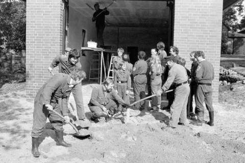 ARH Slg. Weber 02-146/0007, Mitglieder der Feuerwehr bei Bauarbeiten vor einem Feuerwehrhaus Am Dorfbrunnen, Everloh, zwischen 1980/1990