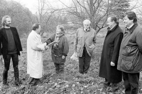 ARH Slg. Weber 02-146/0013, Gehrdens Bürgermeister Heinrich Berkefeld gratuliert bei Übergabe der Nutzungsurkunde für den Naturerlebnisgarten am Ziegeleiweg, Gehrden, zwischen 1990/2000