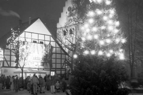 ARH Slg. Weber 02-146/0015, Weihnachtsmarkt auf dem Marktplatz, Gehrden, zwischen 1980/1990
