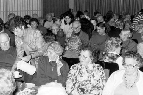 ARH Slg. Weber 02-147/0006, Personen auf einer Weihnachtsfeier?, zwischen 1980/1990