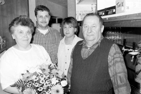 ARH Slg. Weber 02-147/0009, Pächterehepaar von der Milchbar und zweit weitere Personen im Hallen- und Freibad, Gehrden, zwischen 1990/2000