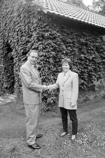 ARH Slg. Weber 02-147/0010, Gehrdens Stadtdirektor Hans Bildhauer gratuliert Dachdeckermeisterin Bärbel Kandelhardt (Kandelhardt Bedachungen Gehrden) vor der renovierten Friedhofskapelle auf dem Friedhof, Alt-Gehrden , zwischen 1990/2000