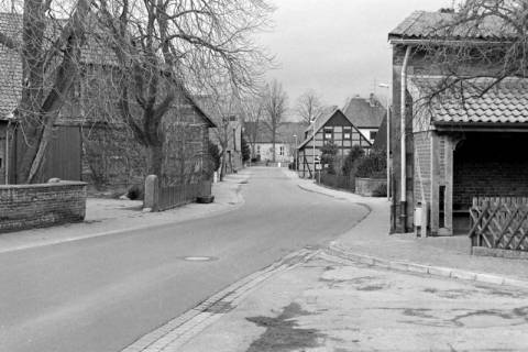 ARH Slg. Weber 02-147/0012, Burgdorfer Straße in Nordrichtung, im Hintergrund St. Agatha-Kirche, Leveste, zwischen 1980/1990