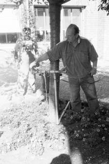 ARH Slg. Weber 02-148/0002, Zwei Männer beim Aufbau eines Wasserhahns, zwischen 1980/1990