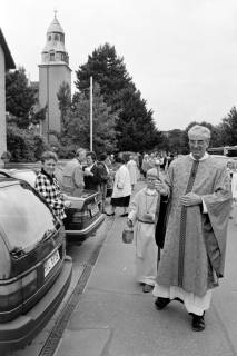 ARH Slg. Weber 02-148/0010, Pfarrer Clemens Schönberner von der katholischen St. Bonifatius-Pfarrgemeinde bei Fahrzeugweihe zu Beginn der Sommerferienzeit für gute Fahrt und gute Rückkehr mit dem Auto, Gehrden, zwischen 1980/1990