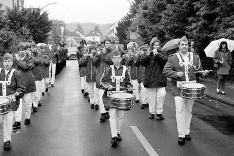 ARH Slg. Weber 02-148/0013, Spielmannszug der Ortsfeuerwehr Gehrden im Festumzug in der Langen Feldstraße zum Schützen- und Volksfest, Gehrden, zwischen 1980/1990