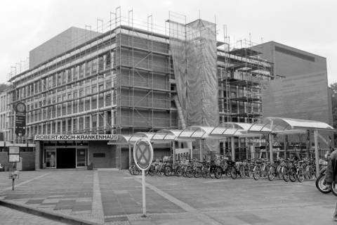 ARH Slg. Weber 02-149/0008, Das Robert-Koch-Krankenhaus mit Baugerüsten, Gehrden, zwischen 1980/1990