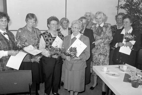 ARH Slg. Weber 02-150/0001, Urkundenverleihung an Frauen des DRK, zwischen 1980/1990