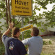 Archiv der Region Hannover, ARH BA 2801, LR Arndt stellt den Schriftzug "Region Hannover" auf Ortsschildern vor