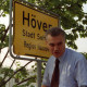 Archiv der Region Hannover, ARH BA 2811, LR Arndt stellt den Schriftzug "Region Hannover" auf Ortsschildern vor