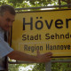 Archiv der Region Hannover, ARH BA 2826, LR Arndt stellt den Schriftzug "Region Hannover" auf Ortsschildern vor
