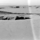 Archiv der Region Hannover, ARH NL Dierssen 0101/0009, Flakstellung, im Hintergrund Flugzeuge