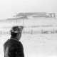 Archiv der Region Hannover, ARH NL Dierssen 0101/0022, Unbekannter Kamerad von Dierssen vor Flughafen Aalborg/Flughafen Karup?