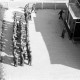 Archiv der Region Hannover, ARH NL Dierssen 0103/0001, Antreten von Soldaten auf dem Innenhof einer ehemaligen Schule in Wetsinge, Groningen