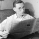 ARH NL Dierssen 0108/0011, Gerhard Dierssen mit Zeitung im Zimmer