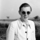 ARH NL Dierssen 0109/0001, Gerhard Dierssen in weißer Jacke und Sonnenbrille