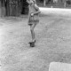 Archiv der Region Hannover, ARH NL Dierssen 0194/0005, Kind auf Stelzen