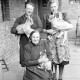 Archiv der Region Hannover, ARH NL Dierssen 1019/0020, Familie Eilert mit Tieren