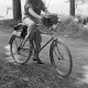 Archiv der Region Hannover, ARH NL Dierssen 1034/0007, Radfahrer mit Radio
