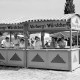 Archiv der Region Hannover, ARH NL Dierssen 1046/0029, Ahrberg's Würstchen Stand auf dem Reitturnier, Springe