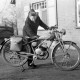 Archiv der Region Hannover, ARH NL Dierssen 1096/0018, Gemeindeschwester Johanna mit Moped, Godshorn