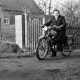 Archiv der Region Hannover, ARH NL Dierssen 1096/0019, Gemeindeschwester Johanna mit Moped, Godshorn