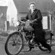 Archiv der Region Hannover, ARH NL Dierssen 1096/0020, Gemeindeschwester Johanna mit Moped, Godshorn