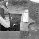 Archiv der Region Hannover, ARH NL Dierssen 1114/0012, Frau holt Wasser am Gemeindebrunnen, Müllingen