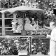 Archiv der Region Hannover, ARH NL Dierssen 1202/0004, Der Künstler Benna mit seinem Wegweiser zur "Deisterpforte", Springe