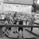 Archiv der Region Hannover, ARH NL Dierssen 1206/0017, Spielende Kinder im Ring, Eldagsen