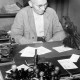 Archiv der Region Hannover, ARH NL Dierssen 1213/0002, Mann am Schreibtisch mit Rabe, Hachmühlen