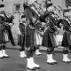 Archiv der Region Hannover, ARH NL Dierssen 1222/0015, "Schotten-Kapelle" in Uniform anlässlich des Besuchs des kanadischen Verteidigungsministers Brooke Claxton in den Edinburgh Barracks (Scharnhorst-Kaserne) beim dort beherbergten 1st Canadian Rifle Battalion, Bothfeld