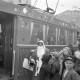 ARH NL Dierssen 1223/0004, Weihnachtsmann vor einer weihnachtlichen Straßenbahn am Kröpcke, Hannover