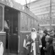 Archiv der Region Hannover, ARH NL Dierssen 1223/0005, Weihnachtsmann vor einer weihnachtlichen Straßenbahn am Kröpcke, Hannover