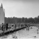 ARH NL Dierssen 1246/0013, Bootssteg am Steinhuder Meer mit Menschen und daneben Badenden, Steinhude