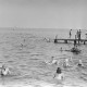Archiv der Region Hannover, ARH NL Dierssen 1246/0014, Badende neben einem Bootssteg am Steinhuder Meer, Steinhude