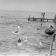 Archiv der Region Hannover, ARH NL Dierssen 1246/0015, Badende neben einem Bootssteg am Steinhuder Meer, Steinhude