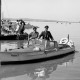 Archiv der Region Hannover, ARH NL Dierssen 1253/0005, Polizisten auf einem Polizeiboot, Steinhude